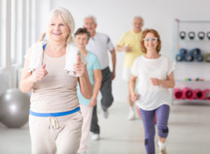 Seniors qui participent à un cours sportif adapté